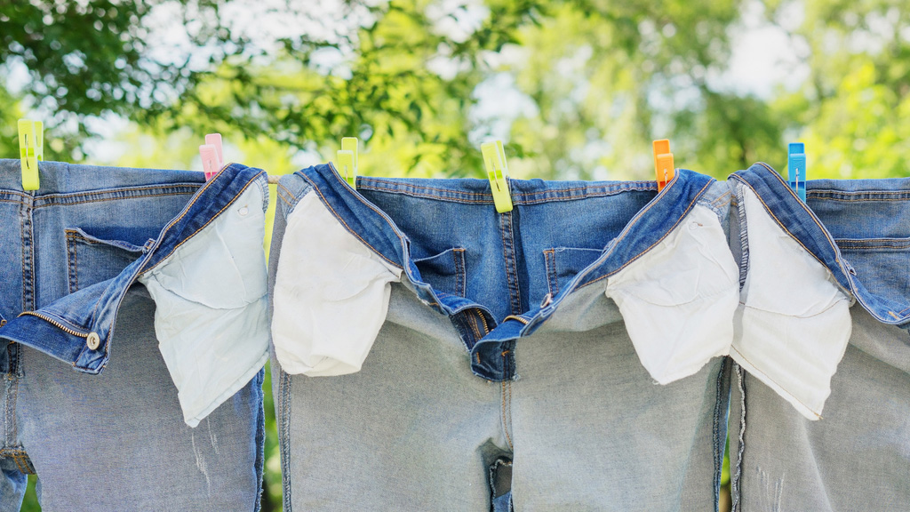 ズボンを洗濯した後の正しい干し方