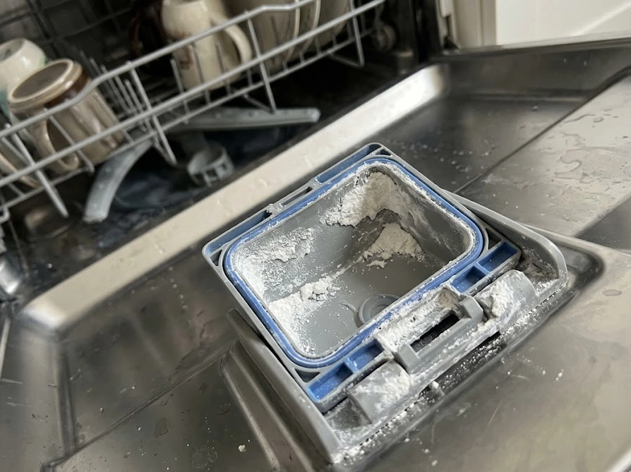 ボッシュ食洗機の洗剤ディスペンサーに溶け残った洗剤の様子