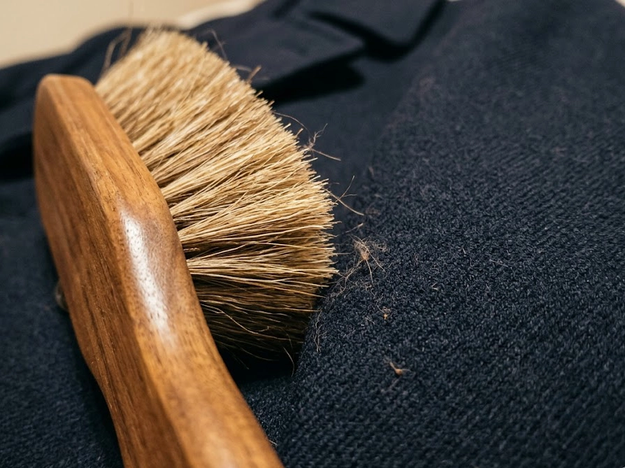 馬毛ブラシでウールコートの表面をブラッシングしている様子