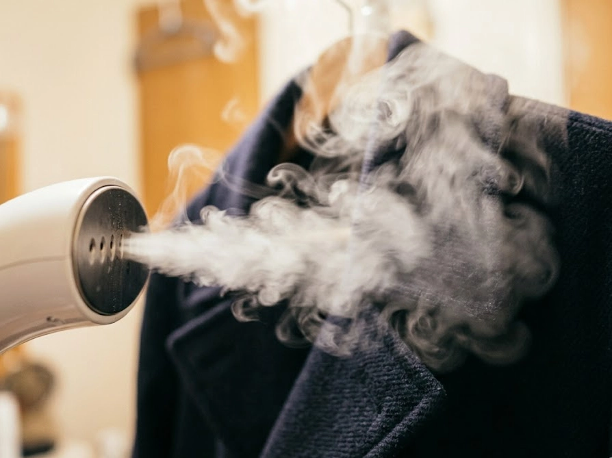 衣類スチーマーの蒸気がジャケットに当たっている様子