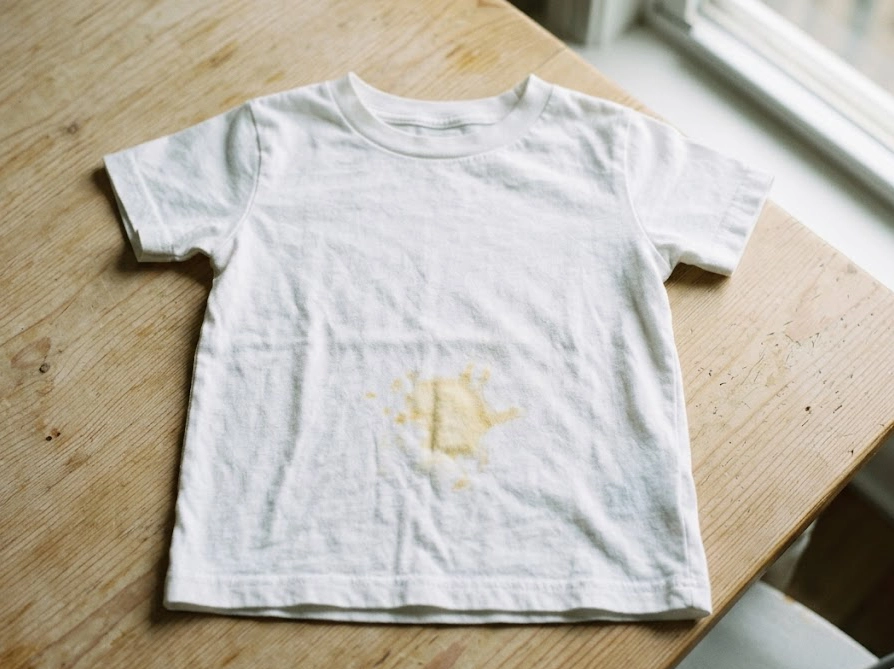 洗濯後もうっすら食べこぼしのシミが残った子供服の様子