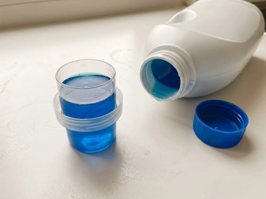 洗濯洗剤の計量キャップに液体洗剤を入れた様子