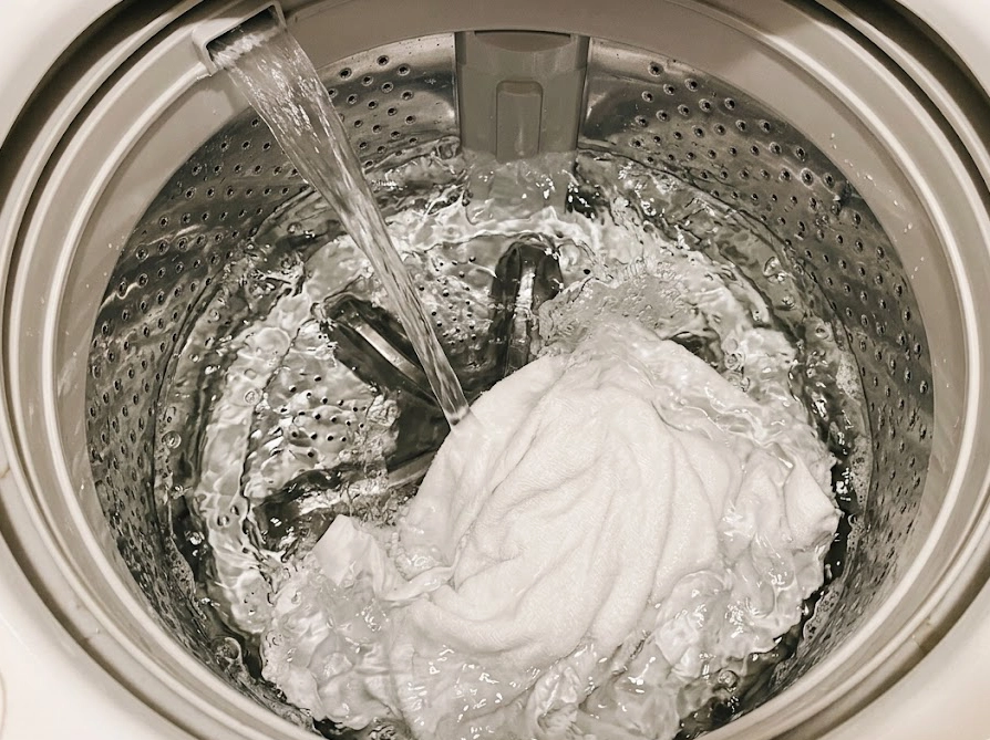 洗濯機の注水すすぎ中にきれいな水が流れ込む洗濯槽内部のクローズアップ