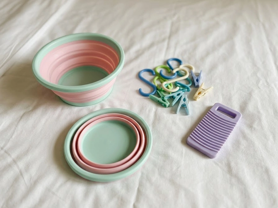 海外旅行に便利な洗濯道具。折りたたみシリコンボウル・携帯用洗濯板・S字フックの実物写真