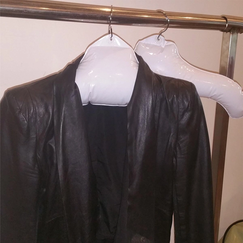 インフレータブルハンガーで衣類を干す様子。