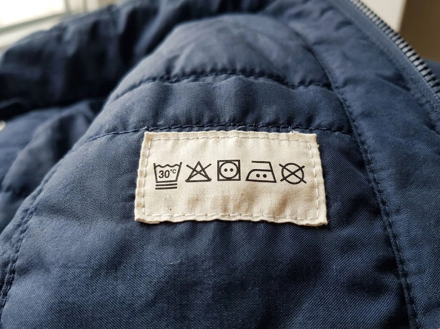 冬用ジャケット内側の洗濯表示タグのクローズアップ