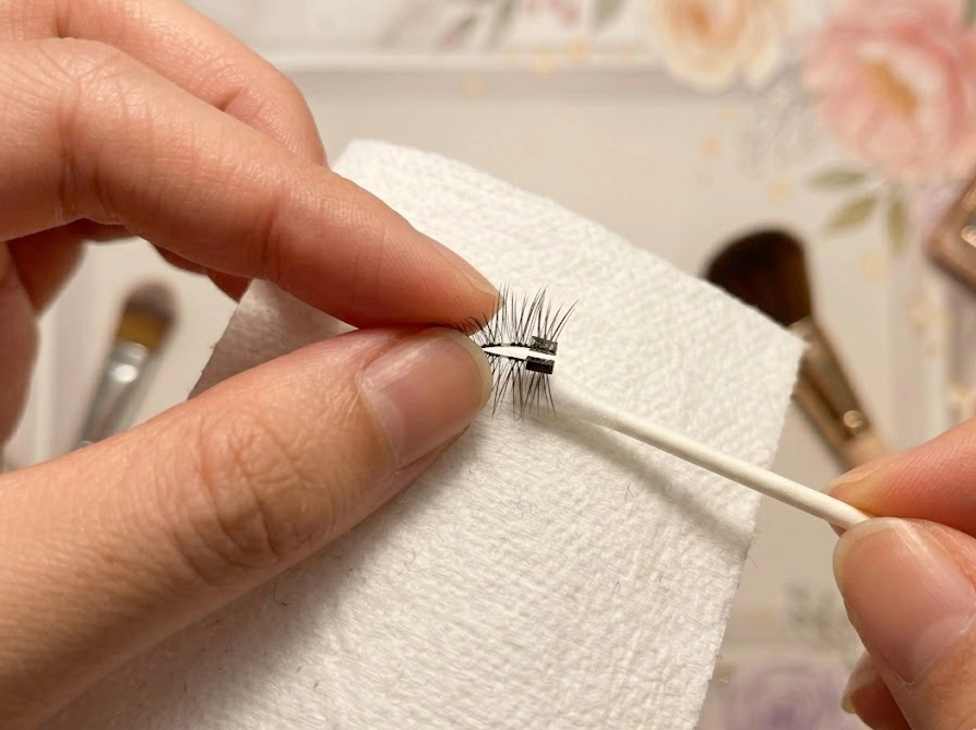 マグネットまつ毛を前後にスライドさせて安全に分離させる正しい指の動かし方