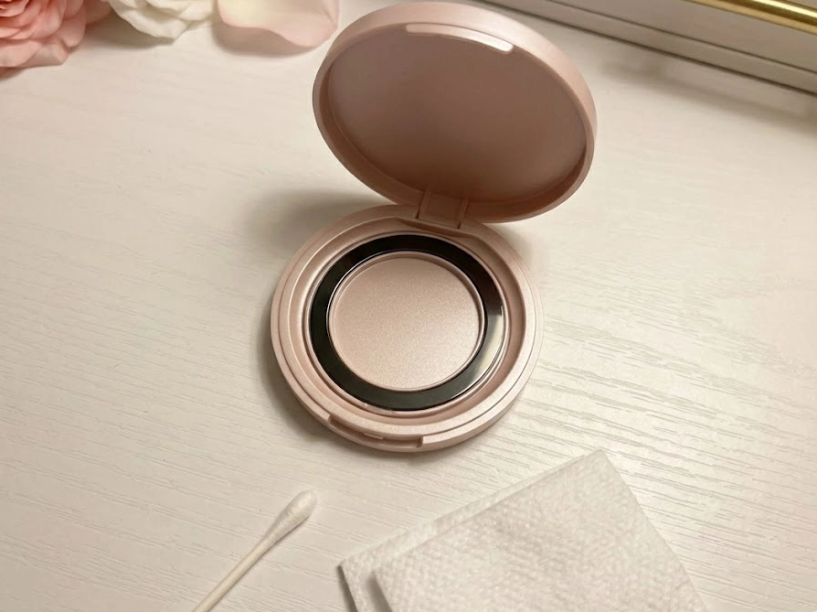 wosadoの専用ケースの磁気ストリップにマグネットまつ毛を正しくセットして保管している様子