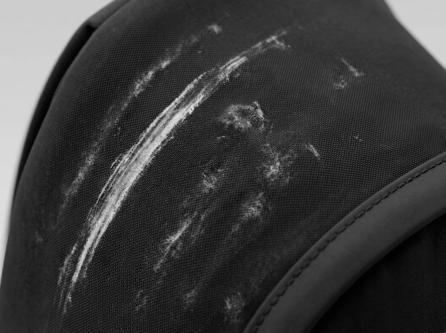 アークテリクスのリュック表面に見られる白い擦れ汚れのクローズアップ