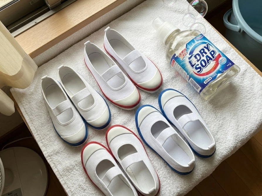 色付きの上履きとリキッド洗剤を俯瞰で並べた様子