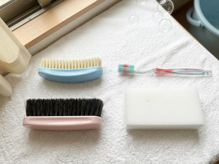 素材別に使い分ける靴洗いブラシを俯瞰で並べたイラスト