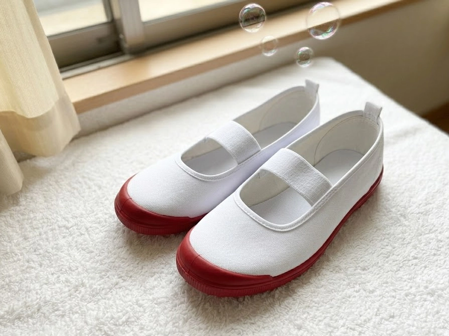 ウタマロで洗ってピカピカになった白い上履き