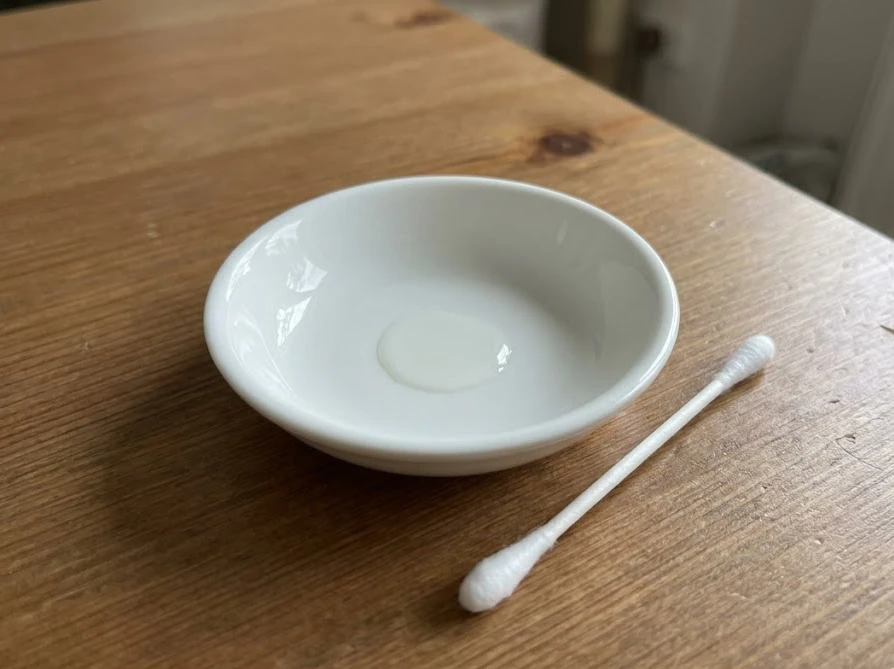 小皿に出した適量のクレンジングオイルと綿棒