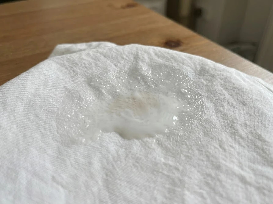 クレンジングオイルとぬるま湯が混ざって白く濁り乳化している様子