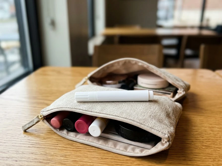 外出先での急なコーヒー汚れに備えてポーチに入れた携帯用染み抜き剤