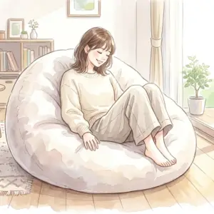 明るいリビングで大きなビーズクッションに座ってリラックスする笑顔の女性