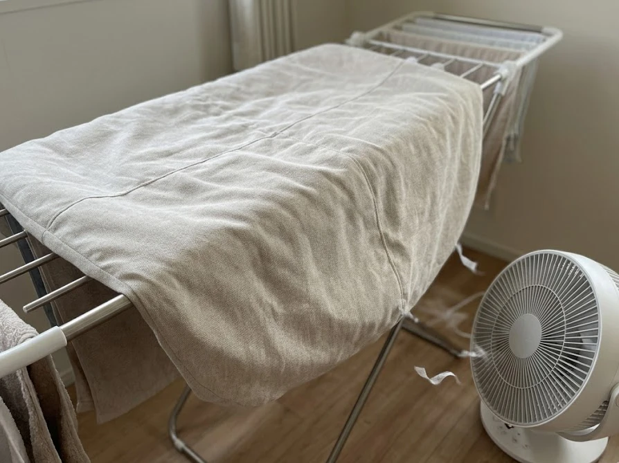 直射日光を避けた風通しの良い日陰でビーズクッションを平干しして乾燥させる様子