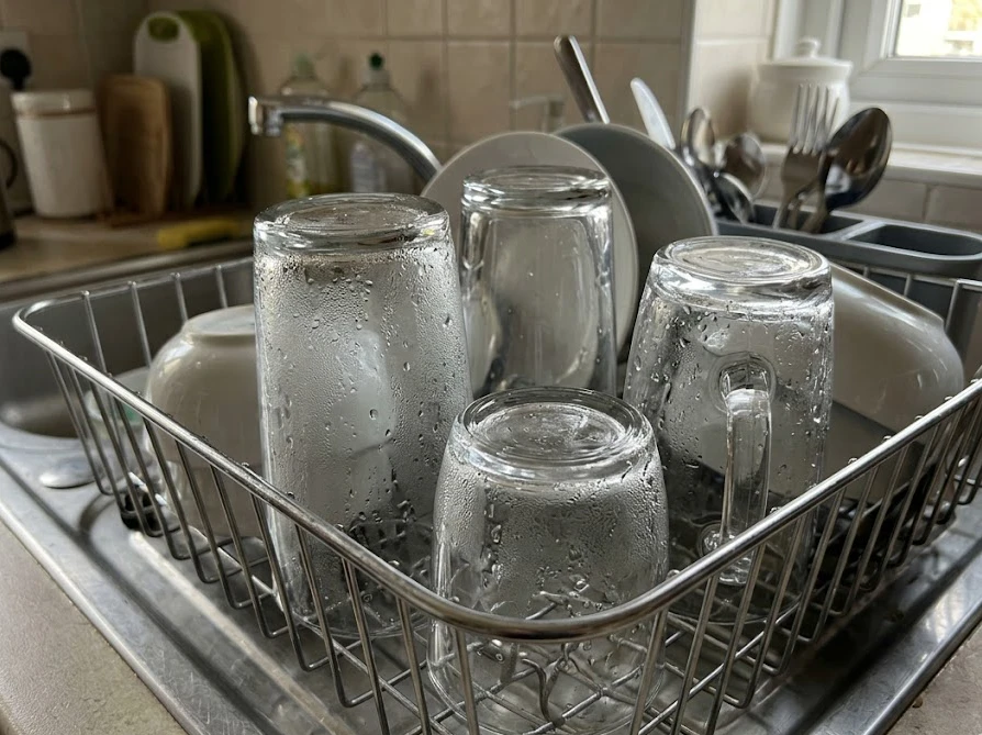 水切りカゴに伏せて置かれ、内側に湿気がこもり菌が繁殖しやすいコップ