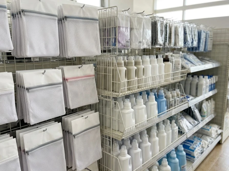 100円ショップの洗濯用品コーナーの陳列棚