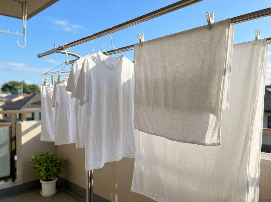 晴れた青空の下、ベランダに干された真っ白で清潔な洗濯物