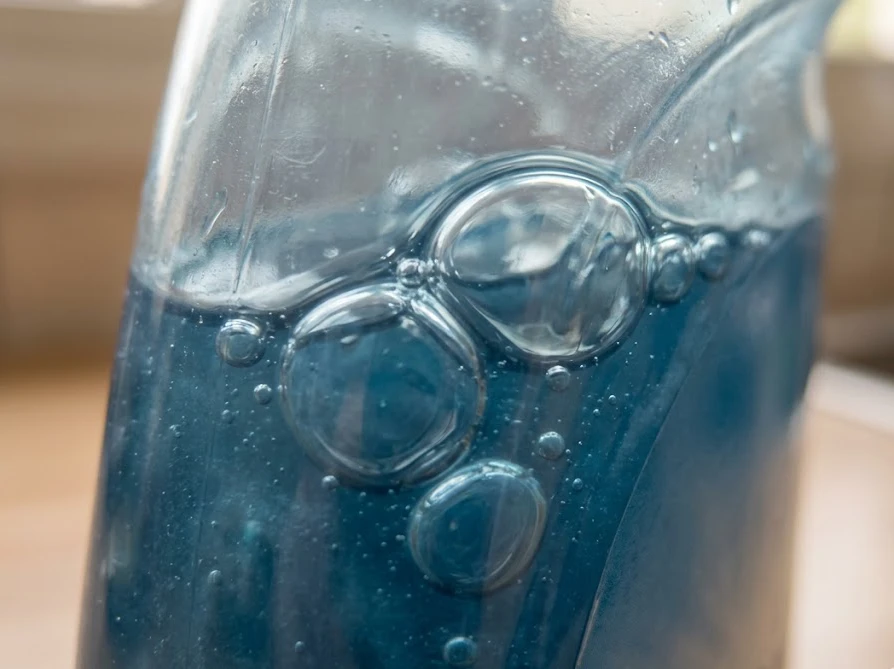 フローリングにこぼれた洗剤を吸い取るために用意された新聞紙と乾いた布