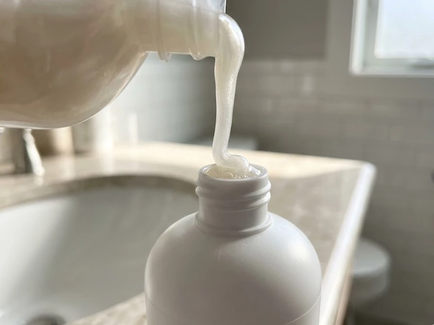 詰め替えを入れすぎないように引き出された、清潔な洗濯機の洗剤投入口