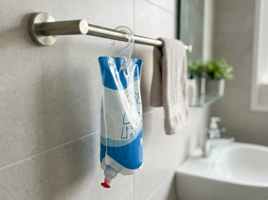 詰め替えの手間と失敗を省ける、ガラス瓶に収納されたボール型洗剤