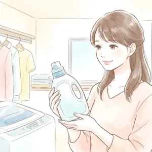 洗剤の詰め替えボトルを手に持ち、明るいランドリールームで微笑む女性