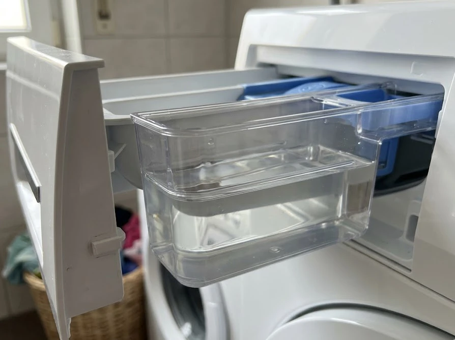 故障を防ぐため、適量の洗剤が入っている洗濯機の自動投入タンク