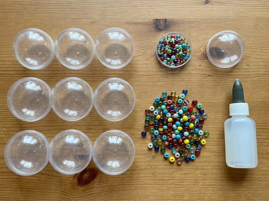 失敗しないために選んだ蓋付きのプラスチックケースとガラスビーズ