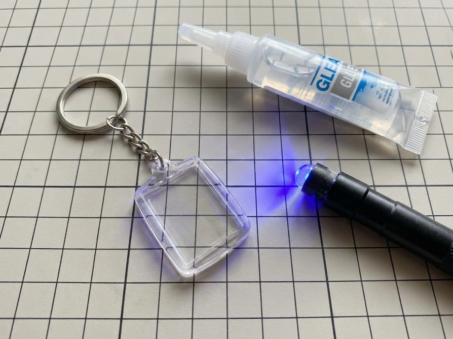 液漏れを防ぐために注入口をレジンや強力接着剤でしっかり密閉する道具