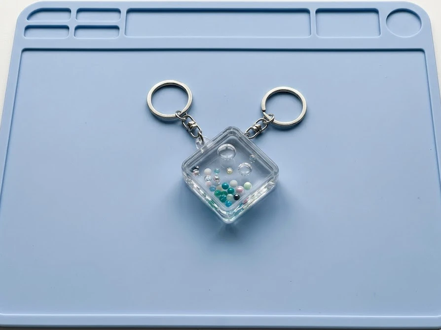 シリコンマットを敷いた綺麗な作業台とパーツを詰めすぎない完成品