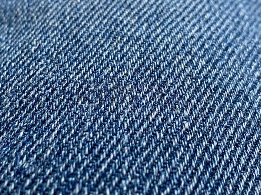 デニム特有のインディゴ染料と繊維の構造がわかる生地表面のクローズアップ
