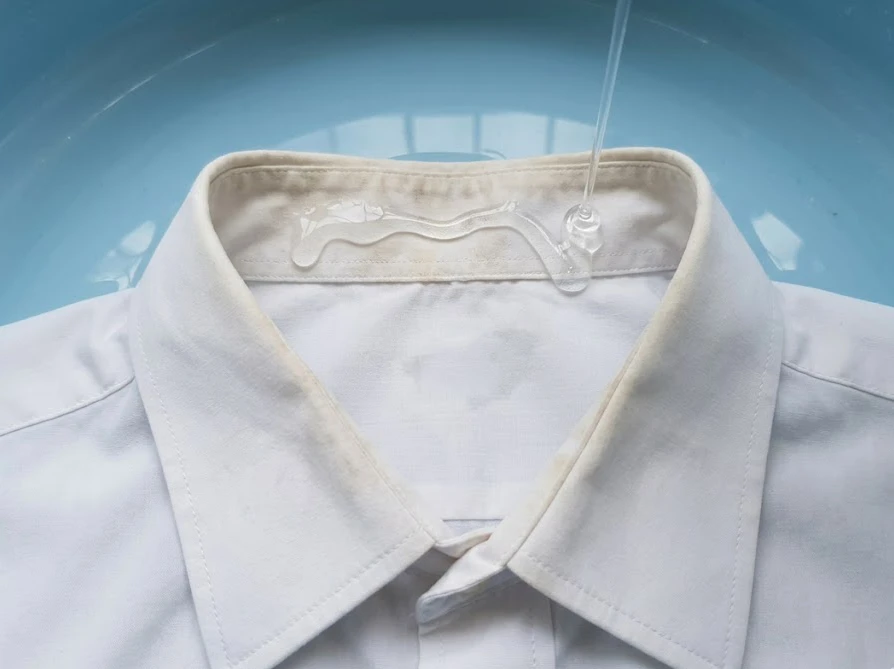 大人の衣類の頑固な襟汚れに対してさらさの原液を直接塗り込むスポット洗い