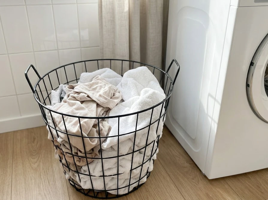 カビの繁殖を防ぐために通気性の良いバスケットに保管された洗濯物