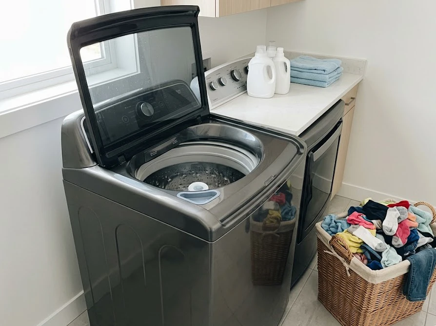 オーストラリアの家庭にある蓋が開いたパワフルな大型洗濯機