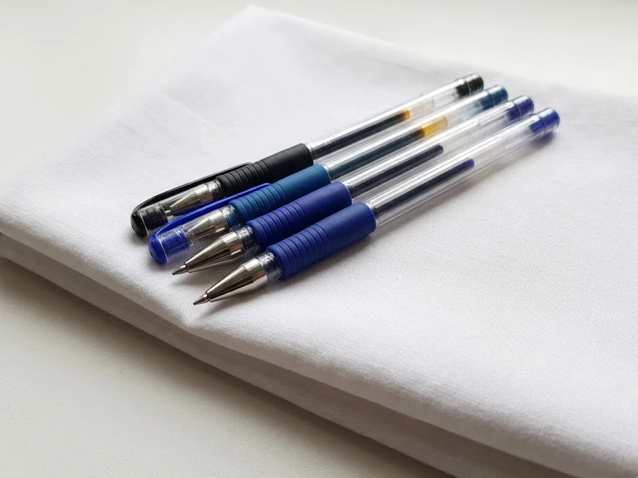 家庭での洗濯で落とすのが難しい顔料成分を含んだゲルインクのボールペンと衣類