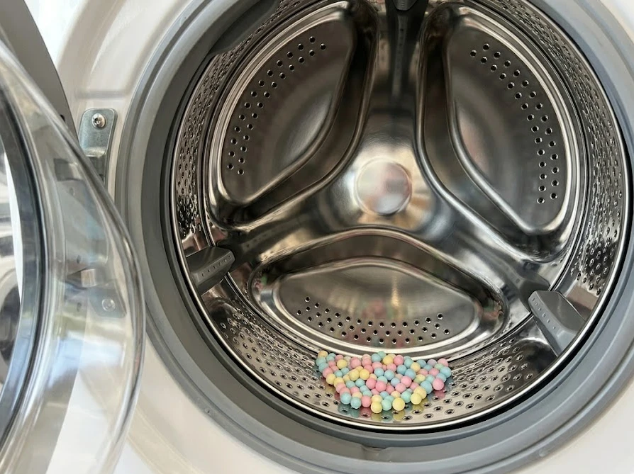 溶け残りを防ぐため衣類を入れる前の空の洗濯槽の底に消臭ビーズを投入した状態