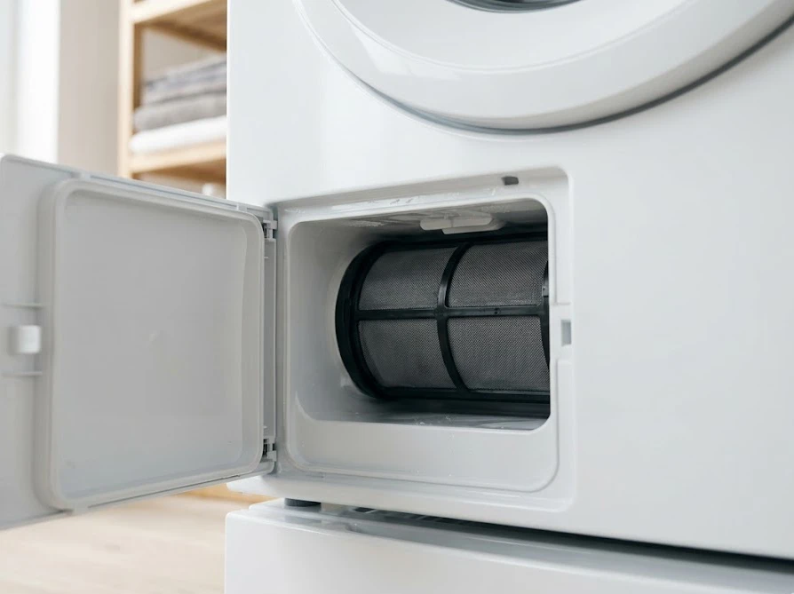 ドラム式洗濯機の乾燥フィルターを開けて日常的にお手入れする様子