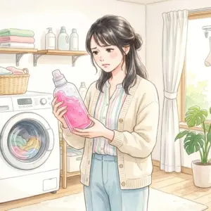 正しい洗濯方法でしわのない綺麗なシアーシャツを笑顔で持つ女性