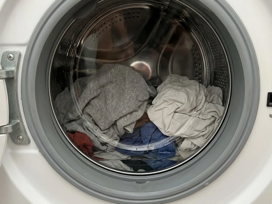 ドラム式洗濯機特有の、水量が少なく衣類がひたひたになっていない洗濯槽内
