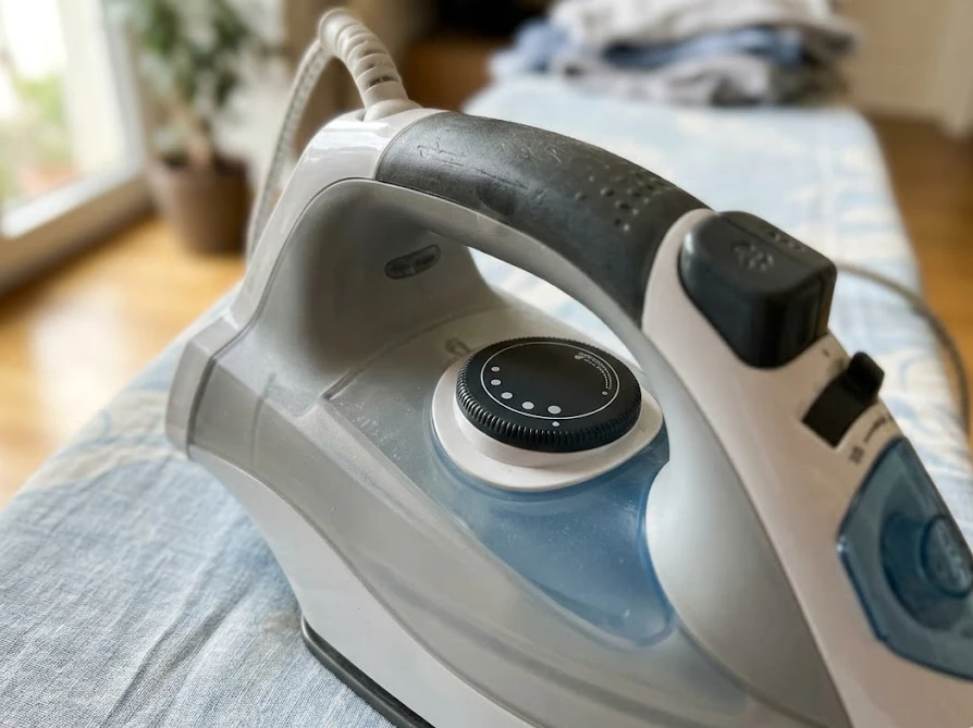 衣類を早く乾かすためにドライモードに設定されたアイロン