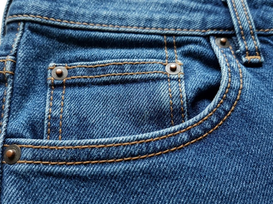 生乾き臭の原因菌が繁殖しやすい分厚いデニム生地とポケット部分の縫い目