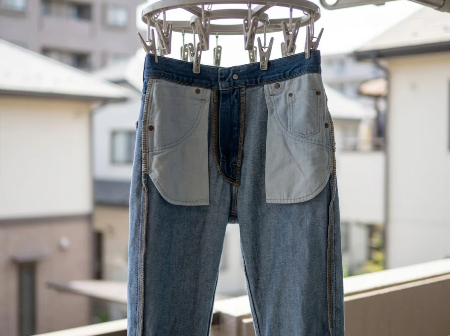 生乾き臭の再発を防ぐために風通しの良い日陰で裏返しのまま筒干しされるジーンズ