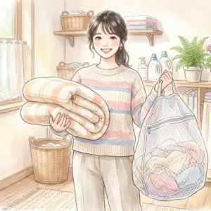大きな毛布と特大サイズの洗濯ネットを持って微笑む女性