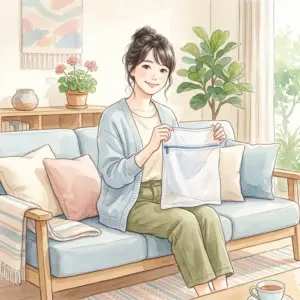 明るい部屋で洗濯ネットを手に持ち、ファスナーの修理に成功して笑顔を浮かべる女性