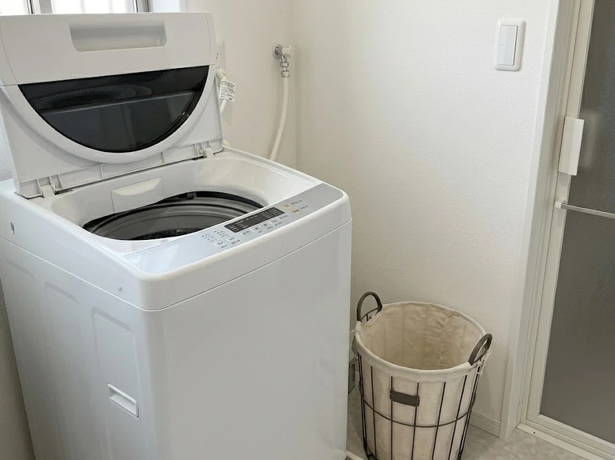 使用後にフタを開けて換気している清潔な洗濯機