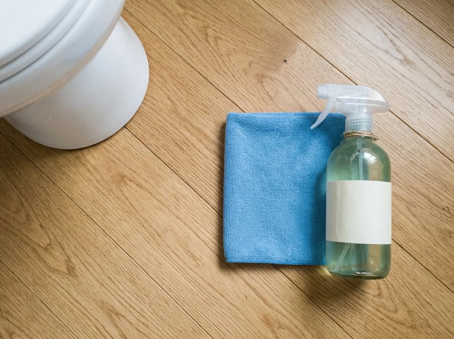 トイレの壁や床の拭き掃除を安全に行うための手作り柔軟剤スプレーとマイクロファイバークロス