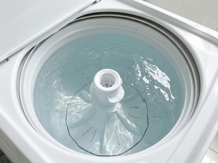 洗濯機に水をためてキッチンハイターで洗濯槽をつけおきしている様子